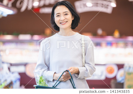 女顧客在一家超市購物 141343835