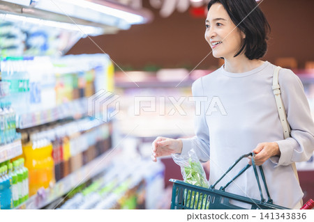 女顧客在一家超市購物 141343836