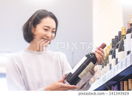 選擇酒的婦女 選擇酒的婦女 141343929