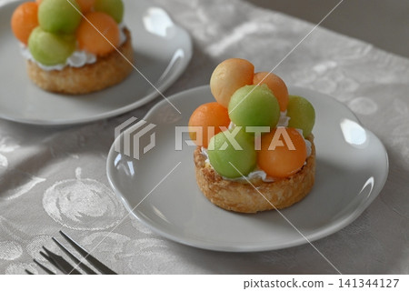 A tart cake generously filled with melon pulp. A tart cake generously filled with melon pulp. 141344127