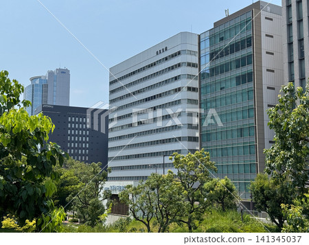 住友生命新大阪北大廈(照片中心位置。大阪市淀川區宮原町。內含住友生命資訊系統大阪總部等)。 住友生命新大阪北大廈(照片中心位置。大阪市淀川區宮原町。內含住友生命資訊系統大阪總部等)。 141345037