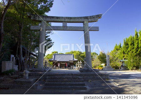 淡路島上的能量點:平見神社的鳥居,由龜形底座(龜形基座)支撐。 淡路島上的能量點:平見神社的鳥居,由龜形底座(龜形基座)支撐。 141345096