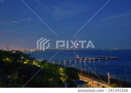 須磨海灘與超級月亮(豐收月)/ 從敦盛公園眺望 須磨海灘與超級月亮(豐收月)/ 從敦盛公園眺望 141345108