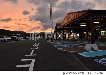 Nagano Prefecture: Commercial facilities and sunset sky at the Suwako Service Area (outbound lane) on the Chuo Expressway. Nagano Prefecture: Commercial facilities and sunset sky at the Suwako Service Area (outbound lane) on the Chuo Expressway. 141345187