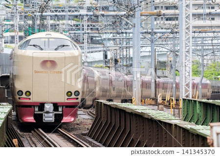 [Tokaido Line] Empty train passing through Shimbashi Station 141345370