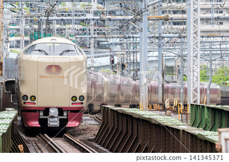 [Tokaido Line] Empty train passing through Shimbashi Station 141345371