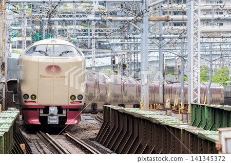 [Tokaido Line] Empty train passing through Shimbashi Station 141345372