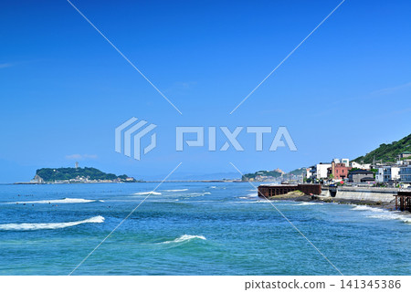 From Inamuragasaki Park on the Shonan coast, with its whitecaps, you can see Enoshima and Mount Fuji. From Inamuragasaki Park on the Shonan coast, with its whitecaps, you can see Enoshima and Mount Fuji. 141345386