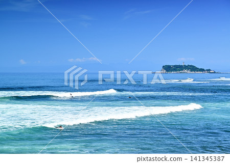From Inamuragasaki Park on the Shonan coast, with its whitecaps, you can see Enoshima and Mount Fuji. From Inamuragasaki Park on the Shonan coast, with its whitecaps, you can see Enoshima and Mount Fuji. 141345387