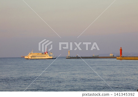 The red and white lighthouse of Himeji Port bathed in the morning sun, and the Shodoshima ferry "Dai-san Olive Maru". The red and white lighthouse of Himeji Port bathed in the morning sun, and the Shodoshima ferry "Dai-san Olive Maru". 141345392