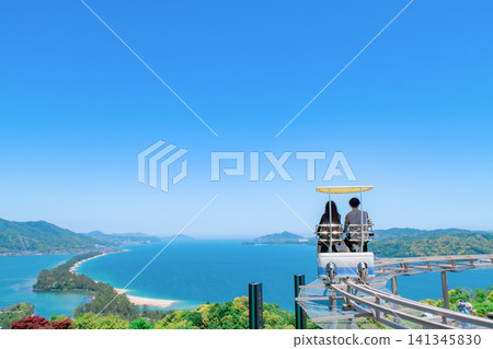 京都的天橋立,沐浴在春天清新的綠意之中。 京都的天橋立,沐浴在春天清新的綠意之中。 141345830
