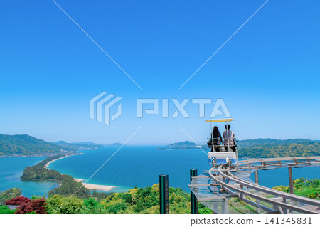 京都的天橋立，沐浴在春天清新的綠意之中。 141345831