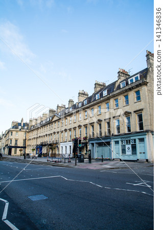 歷史悠久的蜜色石頭建築:英國巴斯的城市景觀,聯合國教科文組織世界遺產。 歷史悠久的蜜色石頭建築:英國巴斯的城市景觀,聯合國教科文組織世界遺產。 141346836