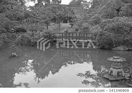 寧靜的漫步花園中有一個池塘,可以欣賞到傳統木橋和歷史建築倒映在水面上的景色。 寧靜的漫步花園中有一個池塘,可以欣賞到傳統木橋和歷史建築倒映在水面上的景色。 141346909