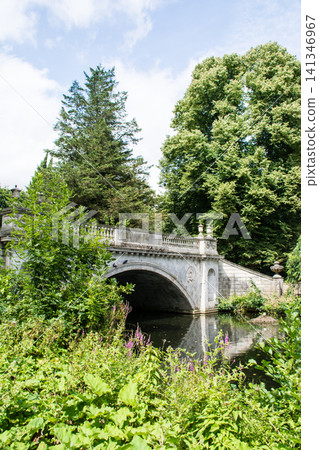 倫敦郊區奇斯威克莊園公園裡,一座大型歷史悠久的石橋橫跨池塘,周圍綠樹環繞。 倫敦郊區奇斯威克莊園公園裡,一座大型歷史悠久的石橋橫跨池塘,周圍綠樹環繞。 141346967