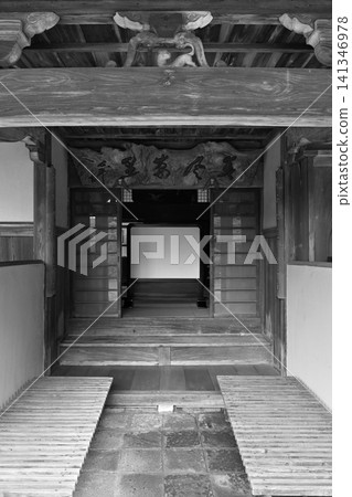這座莊嚴的老房子入口處,採用傳統的日式建築風格,一塊具有歷史意義的牌匾和精湛的雕刻迎接您的到來。 這座莊嚴的老房子入口處,採用傳統的日式建築風格,一塊具有歷史意義的牌匾和精湛的雕刻迎接您的到來。 141346978