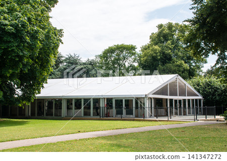 在倫敦西部的奇斯威克莊園，陽光明媚，一個巨大的白色帳篷作為活動場地。 141347272