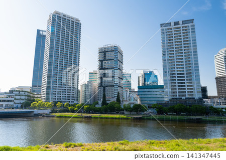 橫濱灣地區一棟塔樓公寓的景色 橫濱灣地區一棟塔樓公寓的景色 141347445