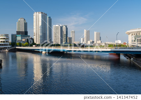 橫濱灣地區一棟塔樓公寓的景色 橫濱灣地區一棟塔樓公寓的景色 141347452