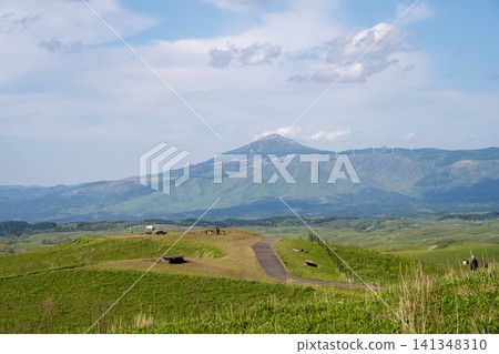 View of Mt. Yufutake and the surrounding hilly area from the grasslands of Daikanbo, Kumamoto Prefecture 141348310