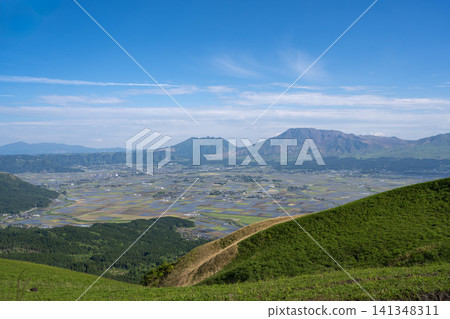 A panoramic view of the Aso Valley and Mt. Nekodake and Mt. Takadake from Daikanbo, Kumamoto Prefecture. 141348311
