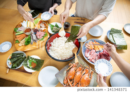Tuna hand-rolled sushi, Japanese cuisine, home cooking Tuna hand-rolled sushi, Japanese cuisine, home cooking 141348371