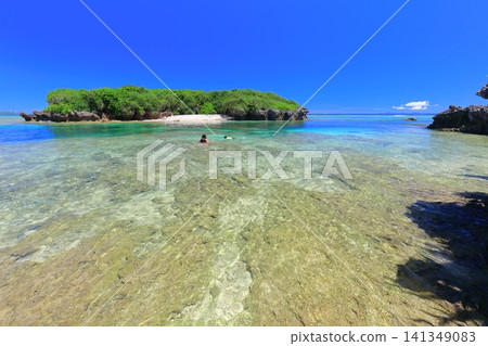 [Okinawa Prefecture] Bisezaki Beach under clear skies 141349083