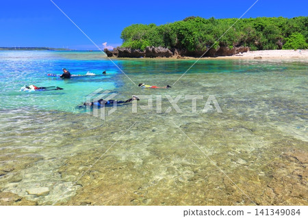 [Okinawa Prefecture] Bisezaki Beach under clear skies 141349084