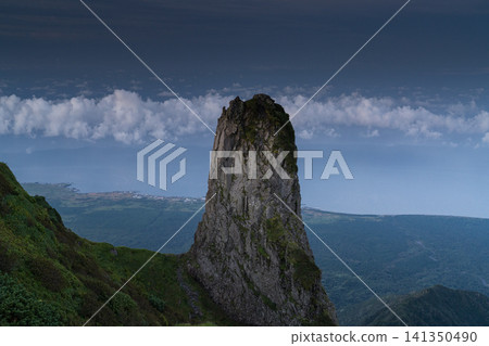 綠色的岩石山峰聳立在雲海之上 141350490