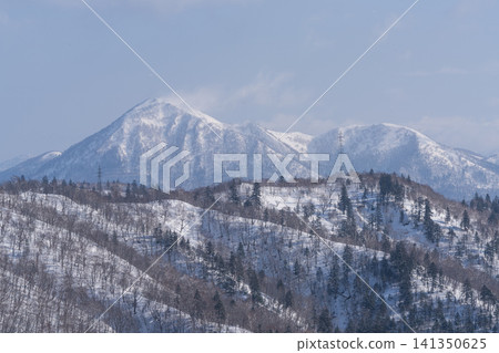 Snow-capped peaks and mountain ranges Snow-capped peaks and mountain ranges 141350625