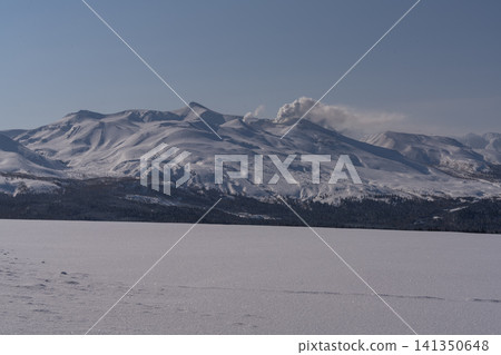 白雪皚皚的平原和白雪皚皚的火山 白雪皚皚的平原和白雪皚皚的火山 141350648