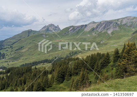 藍天下,高地草原和山脊綿延不絕。 藍天下,高地草原和山脊綿延不絕。 141350697