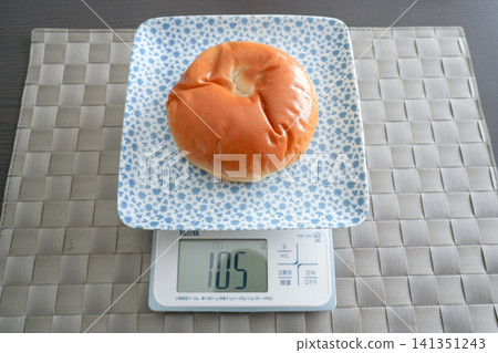 清晨,有人在廚房秤上稱麵包。 清晨,有人在廚房秤上稱麵包。 141351243