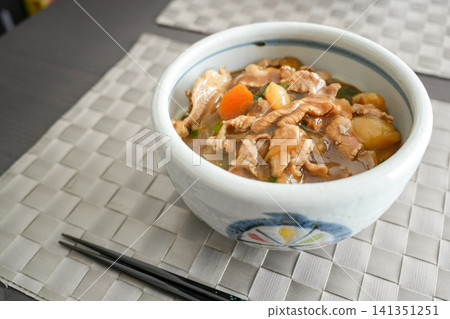 木桌上的肉烏龍麵，附筷子。 141351251