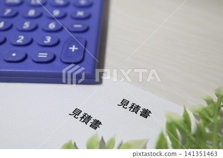 兩份報價單。報價單對比圖。商業文件。 兩份報價單。報價單對比圖。商業文件。 141351463