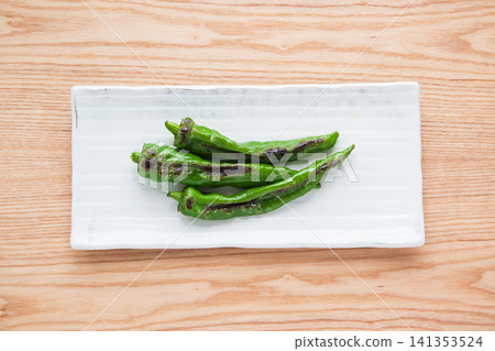 烤芒甘吉辣椒,盛於方盤中 烤芒甘吉辣椒,盛於方盤中 141353524