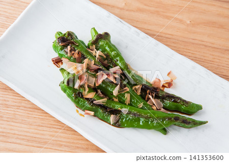 烤滿乾辣椒,撒上鰹魚片和醬油 烤滿乾辣椒,撒上鰹魚片和醬油 141353600