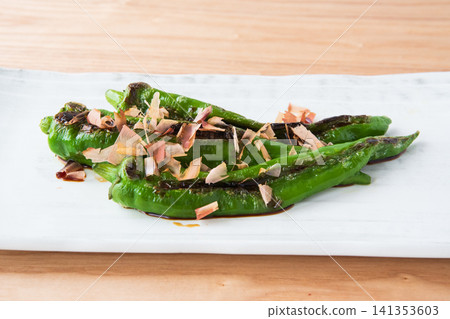 烤滿乾辣椒，撒上鰹魚片和醬油 141353603