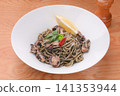墨魚汁義麵，墨魚汁義大利麵，義大利菜，海鮮意麵，墨魚汁菜餚。 141353944