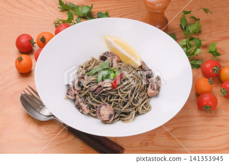 墨魚汁義麵,墨魚汁義大利麵,義大利菜,海鮮意麵,墨魚汁菜餚。 墨魚汁義麵,墨魚汁義大利麵,義大利菜,海鮮意麵,墨魚汁菜餚。 141353945