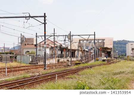 青皇站是三條線路(神戶電鐵、北條電鐵和加古川線)的交會點。 青皇站是三條線路(神戶電鐵、北條電鐵和加古川線)的交會點。 141353954
