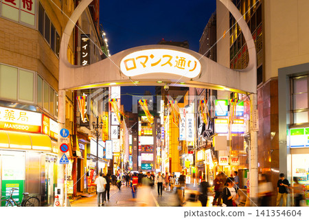 浪漫街,東京池袋的夜生活街區。 浪漫街,東京池袋的夜生活街區。 141354604