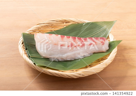 [Miyagi Prefecture] Red sea bream fillet, sashimi grade (wild-caught) 141354922