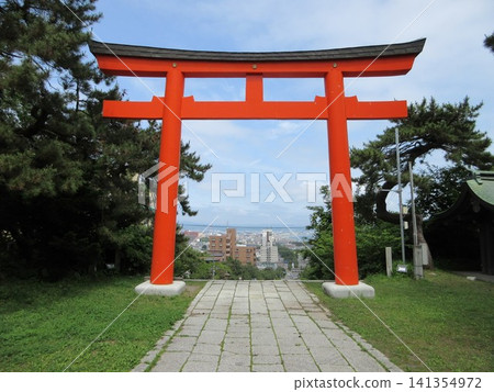 從函館護國神社鳥居眺望城市!北海道函館市 從函館護國神社鳥居眺望城市!北海道函館市 141354972
