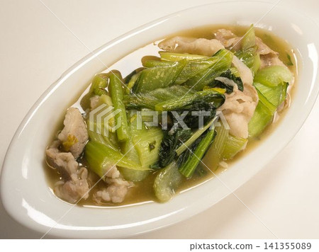 妻子做的家常菜－高麗菜湯，在家享用的晚餐，幸福的一家人。 141355089