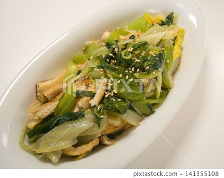 炸豆腐和汆燙小白菜,妻子做的家常菜,在家享用晚餐,一家人其樂融。 炸豆腐和汆燙小白菜,妻子做的家常菜,在家享用晚餐,一家人其樂融。 141355108