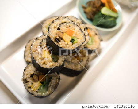 糙米素食壽司,妻子做的家常菜,在家享用的晚餐,幸福的家庭。 糙米素食壽司,妻子做的家常菜,在家享用的晚餐,幸福的家庭。 141355116
