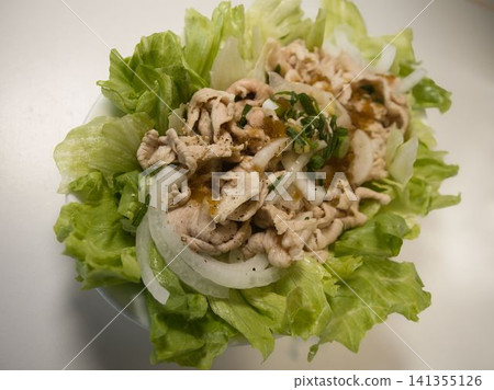 涼拌涮涮鍋生菜沙拉,妻子做的家常菜,在家享用晚餐,幸福的一家人。 涼拌涮涮鍋生菜沙拉,妻子做的家常菜,在家享用晚餐,幸福的一家人。 141355126