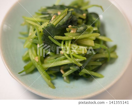 汆燙過的三葉芹菜,妻子做的家常菜,在家享用的晚餐,幸福的一家人。 汆燙過的三葉芹菜,妻子做的家常菜,在家享用的晚餐,幸福的一家人。 141355141