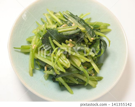 汆燙過的三葉草,妻子做的家常菜,在家享用的晚餐,幸福的一家人。 汆燙過的三葉草,妻子做的家常菜,在家享用的晚餐,幸福的一家人。 141355142